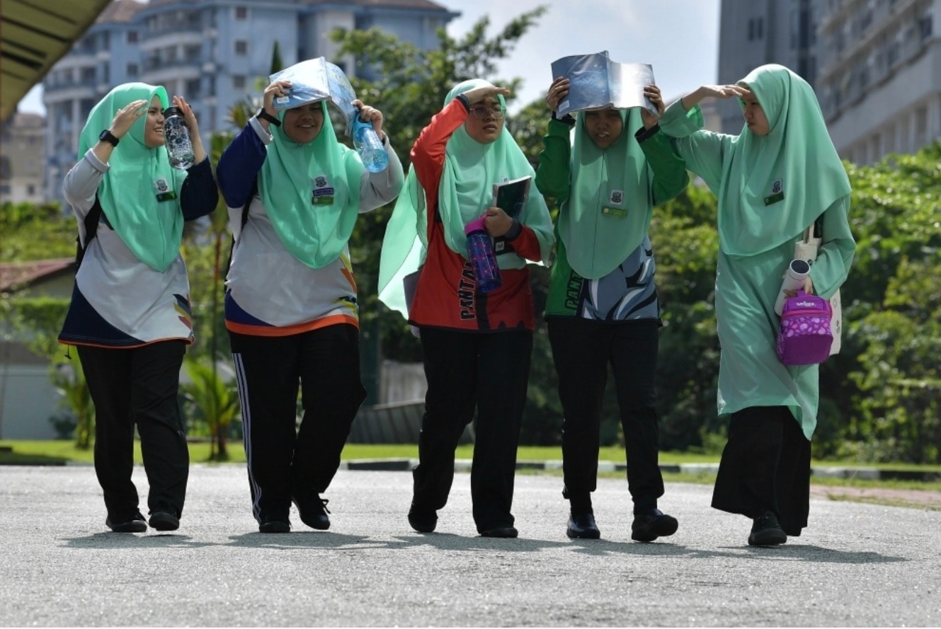 வெப்பமான வானிலை: பள்ளி செயல்பாடுகள்,  உடை குறித்து முடிவெடுக்க பள்ளிகளுக்கு அதிகாரம்