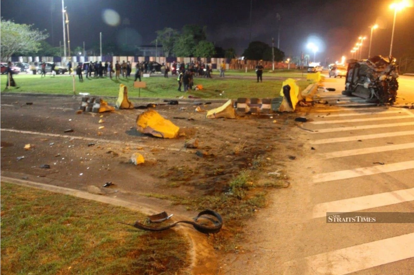 கார் டயர் வெடித்து விபத்து: 10 மாதக் குழந்தை கவலைக்கிடம்