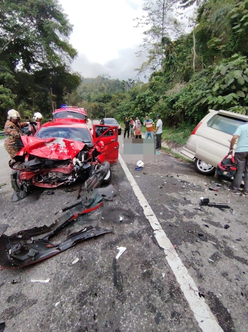 சிம்பாங் பூலாய் - கேமரன் மலை சாலையில் கோர விபத்து: ஒருவர் உயிரிழப்பு; ஏழு பேர் காயம்