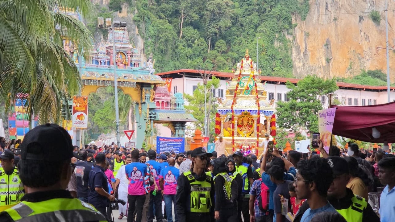 தாய் மடி தேடி வரும் திருமுருகன்: பத்துமலையிலிருந்து வெள்ளி இரதத்தில் கோலாகலமாகப் புறப்பட்டார் அழகன் முருகன்