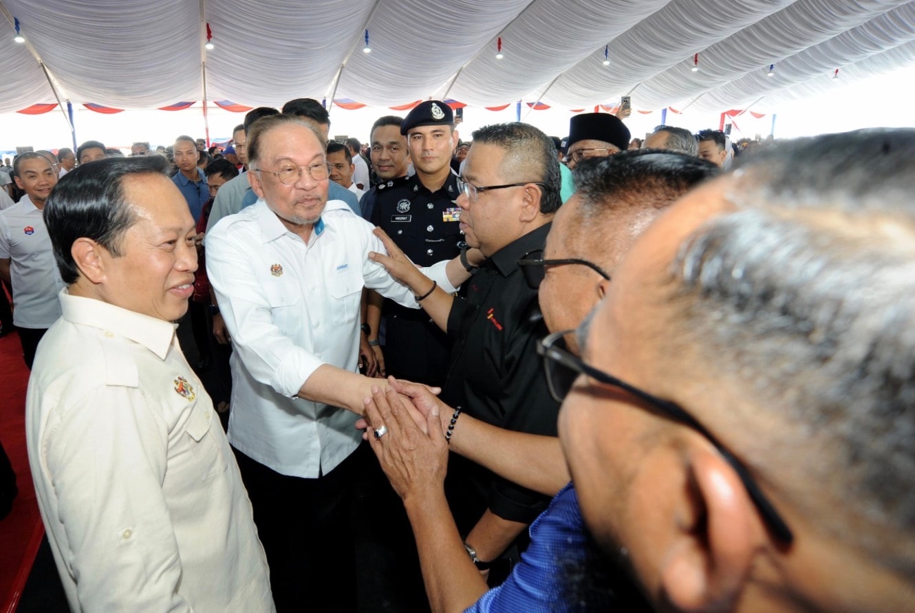 தாமதமாகும் திட்டங்களை விரைந்து முடிக்க அதிகாரிகளுக்குப் பிரதமர் அன்வார் இப்ராஹிம் உத்தரவு