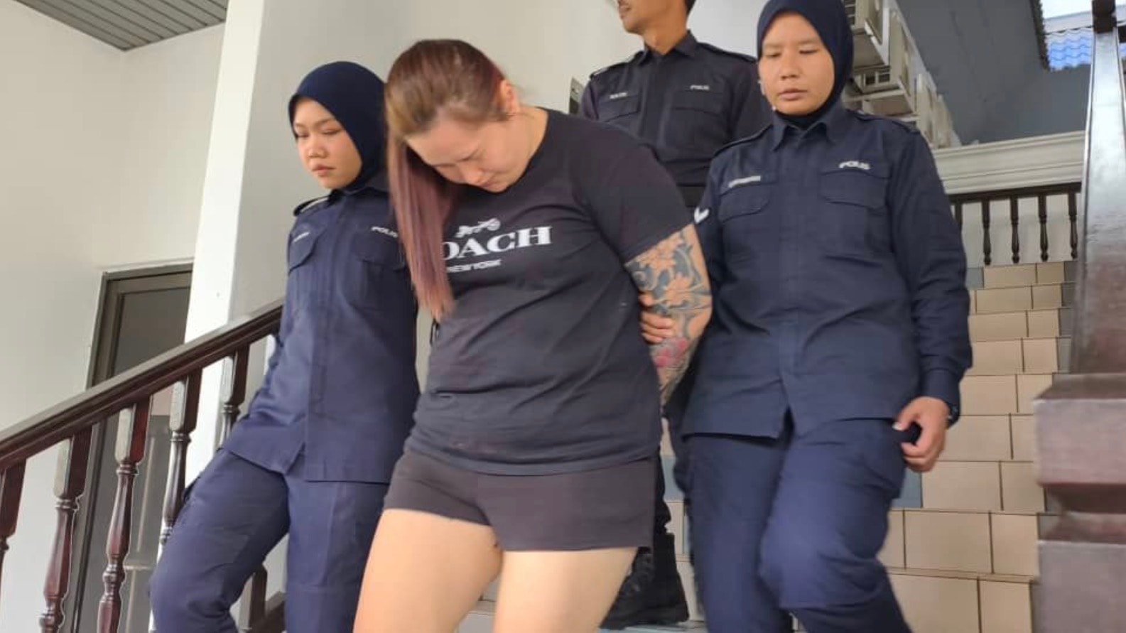 சருமப் பராமரிப்புப் பொருட்களைத் திருடிய மாதுவிற்கு ஒரு நாள் சிறை, அபராதம்