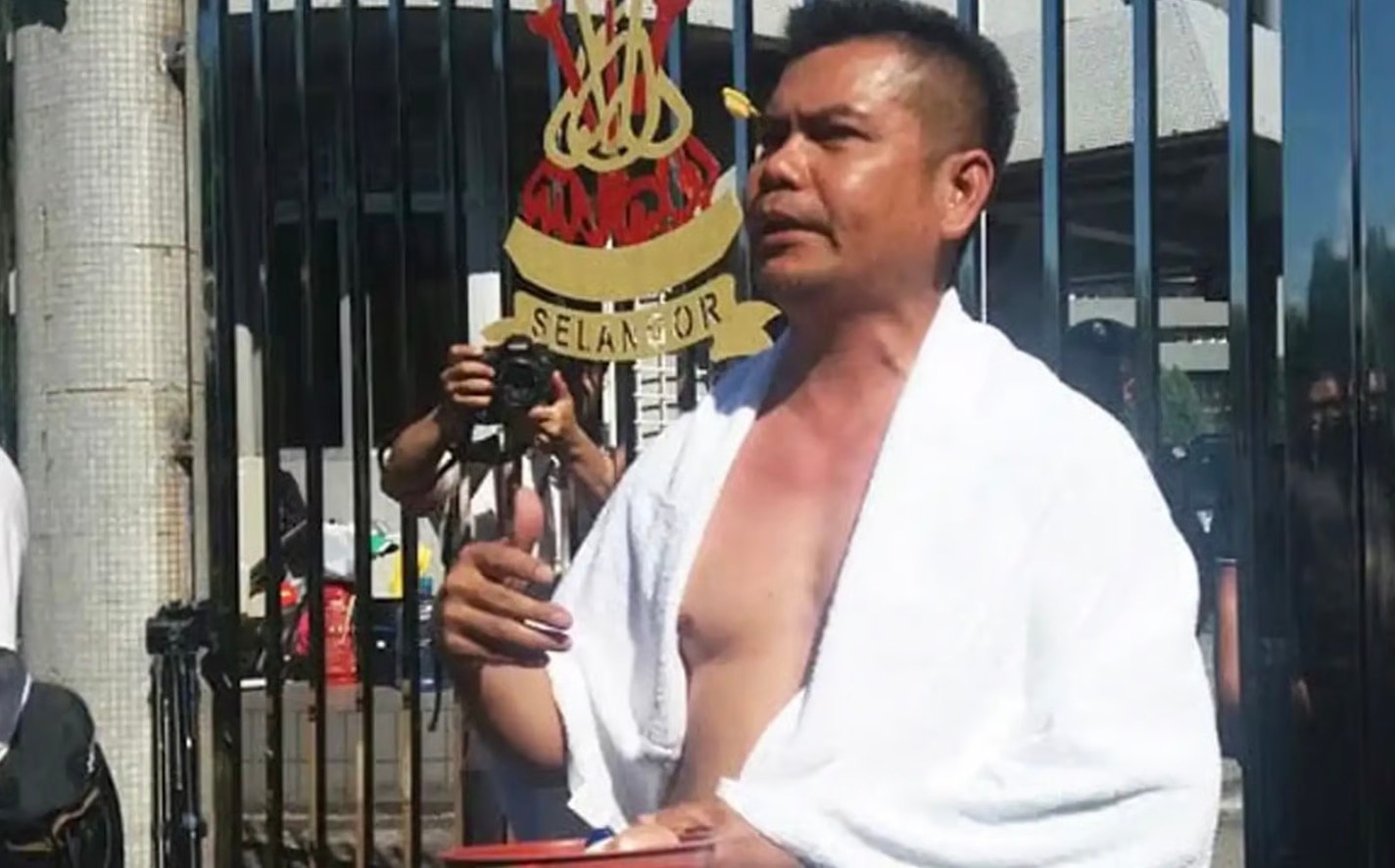 விசித்திர ஏலம்: திரேசா கோக்கிற்கு கடன் அடைக்க செருப்பு, துண்டை ஏலம் விட்ட ஜமால் யூனுஸ்