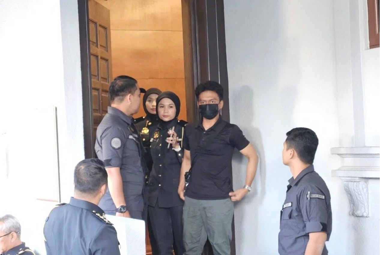 கோலாலம்பூரில் சிகரெட் துண்டை வீசிய சிங்கப்பூர் இளைஞருக்கு 1,500 ரிங்கிட் அபராதம்