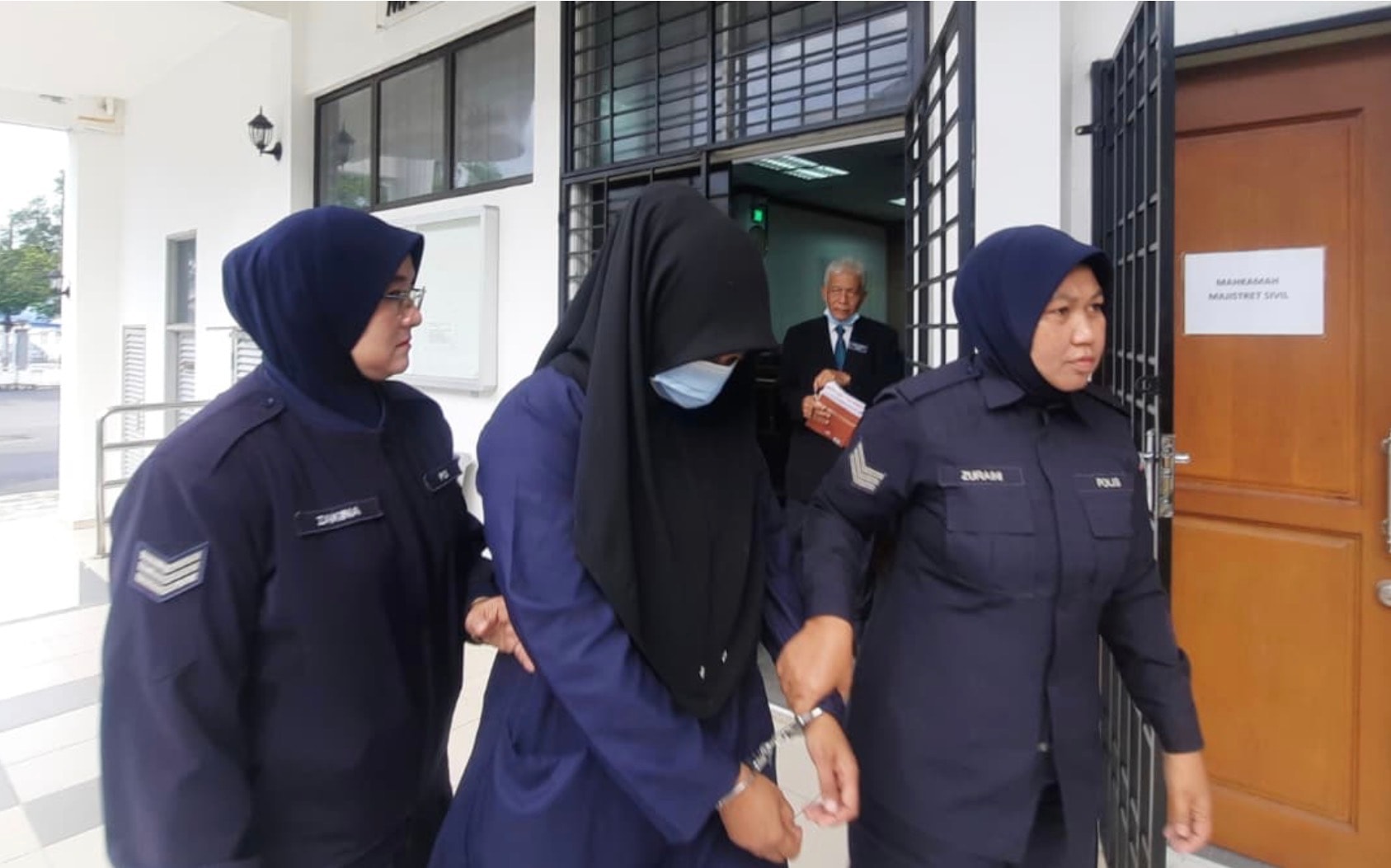 போலீஸ்  நிலையத்தில் அநாகரீகமாக நடந்து கொண்ட பெண்: நீதிமன்றத்தில் குற்றம் ஒப்புதல்