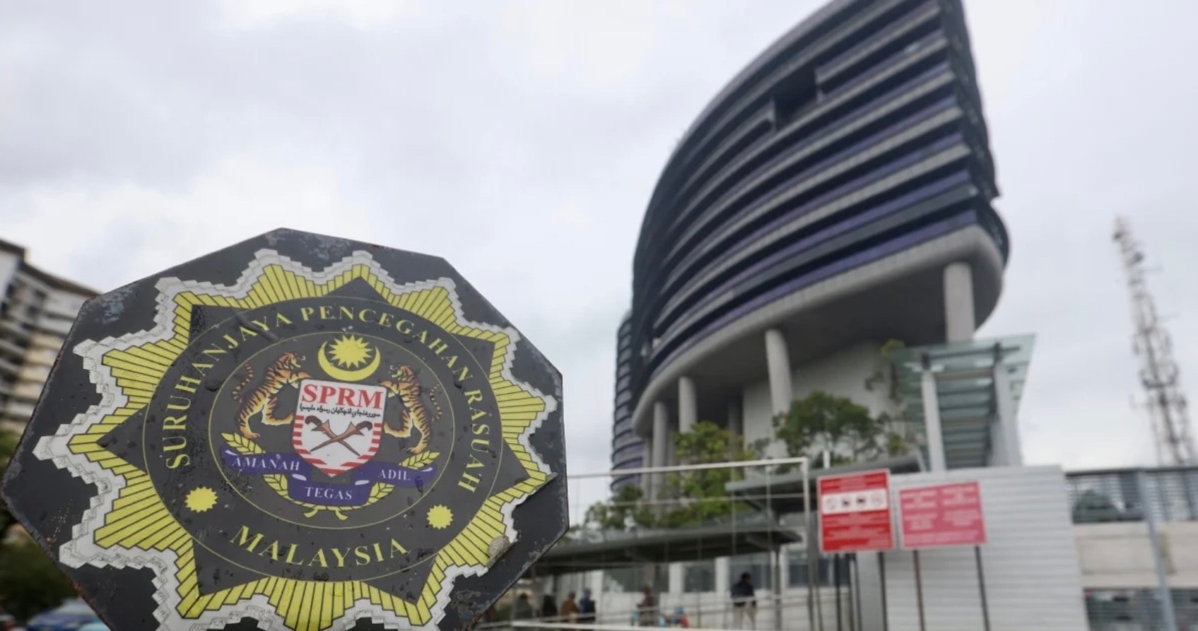 லாரி நிறுவனங்களுக்குப் பாதுகாப்பு: 3 அதிகாரிகள் உட்பட 12 பேர் கைது