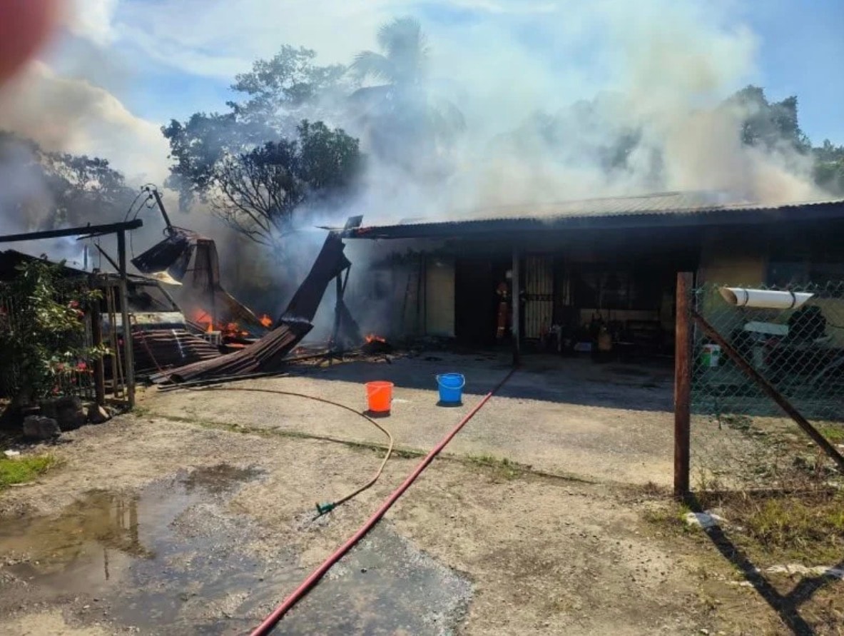 கூச்சிங்கில் வீடு தீப்பற்றியது: ஐந்து குடியிருப்பாளர்கள் உயிர் தப்பினர்