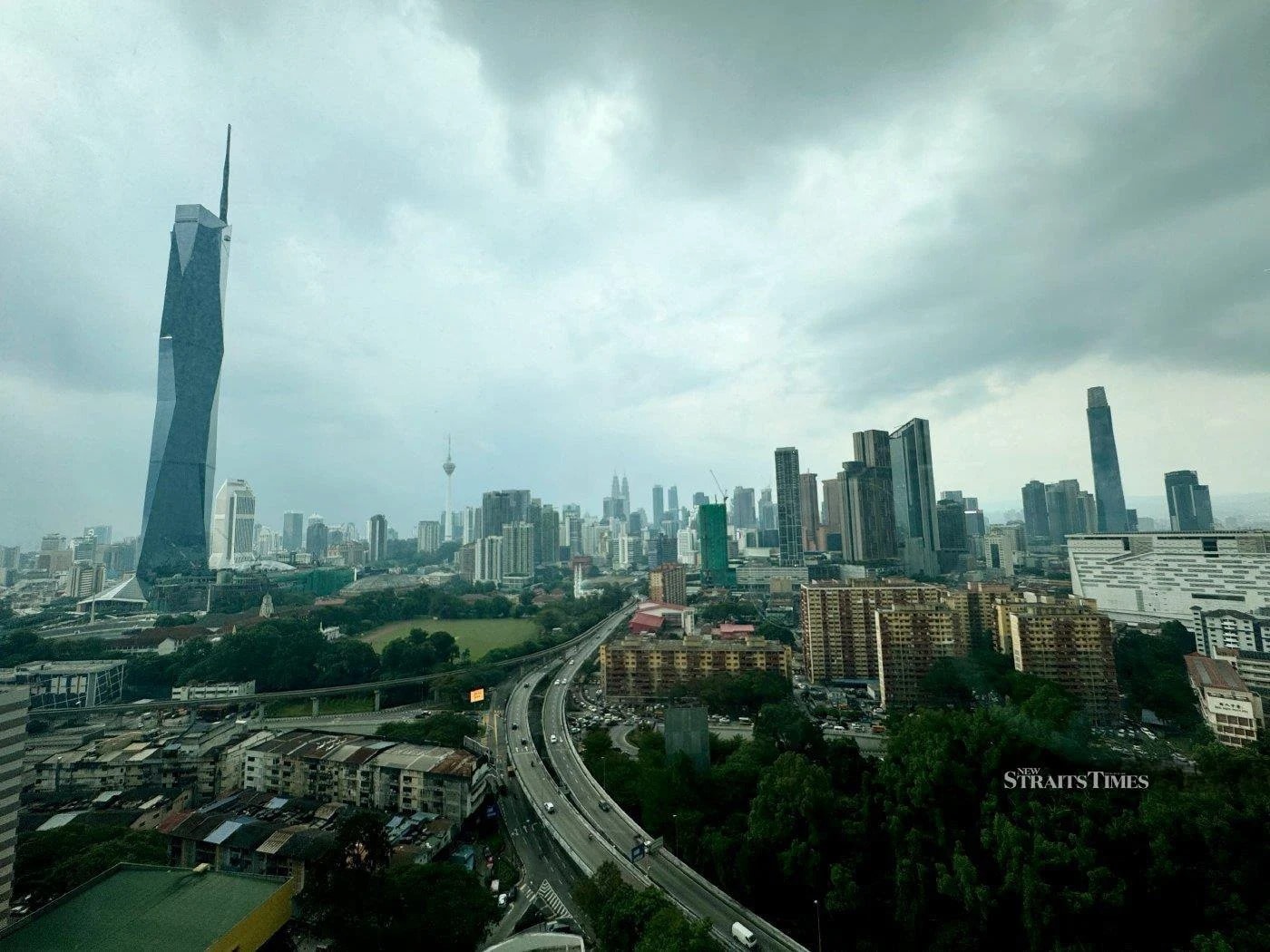  கோலாலம்பூரில் பலத்த காற்றுடன் கனமழை; 6 இடங்களில் மரங்கள் விழுந்து பாதிப்பு