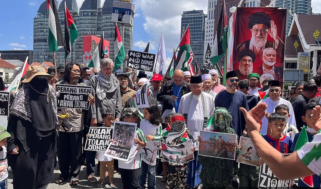 பாலஸ்தீன மக்கள் ஆதரவு பேரணி: கோலாலம்பூர் அமெரிக்க தூதரகம் முன்பு 300 பேர் ஒன்று கூடினர்