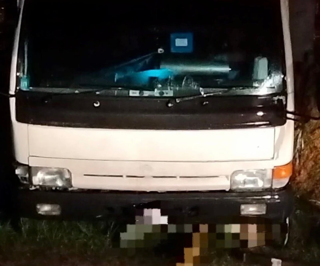 கைபிரேக் இழுக்க மறந்த விபரீதம்: தனது லாரியின் அடியிலேயே சிக்கி ஓட்டுநர் பலி