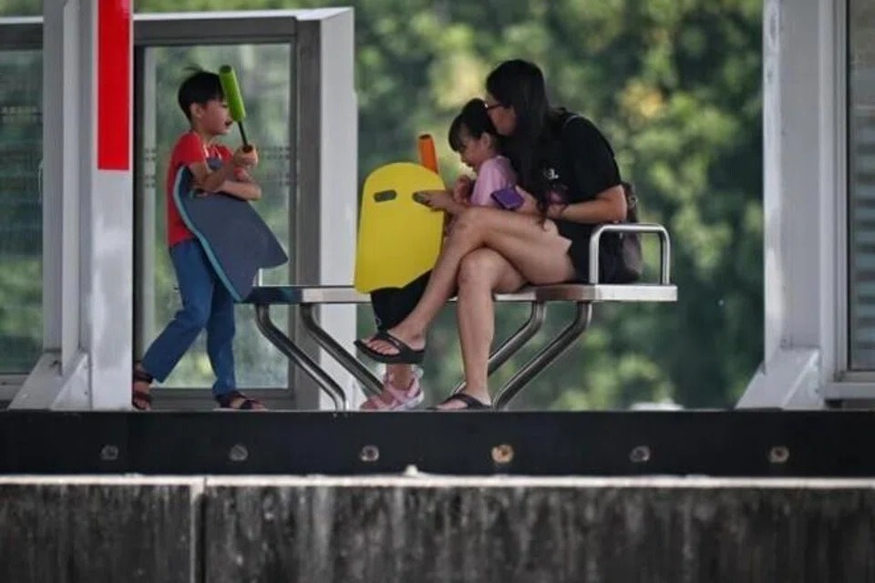 ஆக்கபூர்வ மனநலன் கொண்டுள்ள தாய்மாரால் பாலர் பருவப் பிள்ளைகளுக்குப் பயன்: புதிய ஆய்வுத் தகவல்