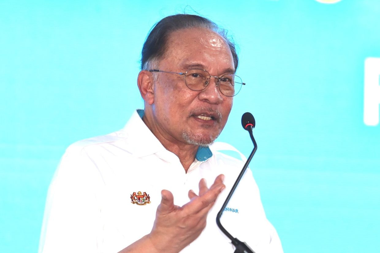 எட்டு சட்டக் கேள்விகளை கூட்டரசு நீதிமன்றத்திற்கு பரிந்துரைக்கும் முயற்சி: மேல்முறையீட்டை திருப்பப் பெற்றார் அன்வார்