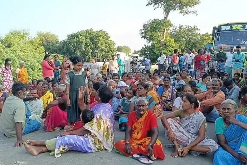 பள்ளி மாணவி படுகொலை: குற்றவாளிகளைத் தூக்கிலிடக் கோரி மக்கள் போராட்டம் - பதற்றத்தில் விழுப்புரம்!