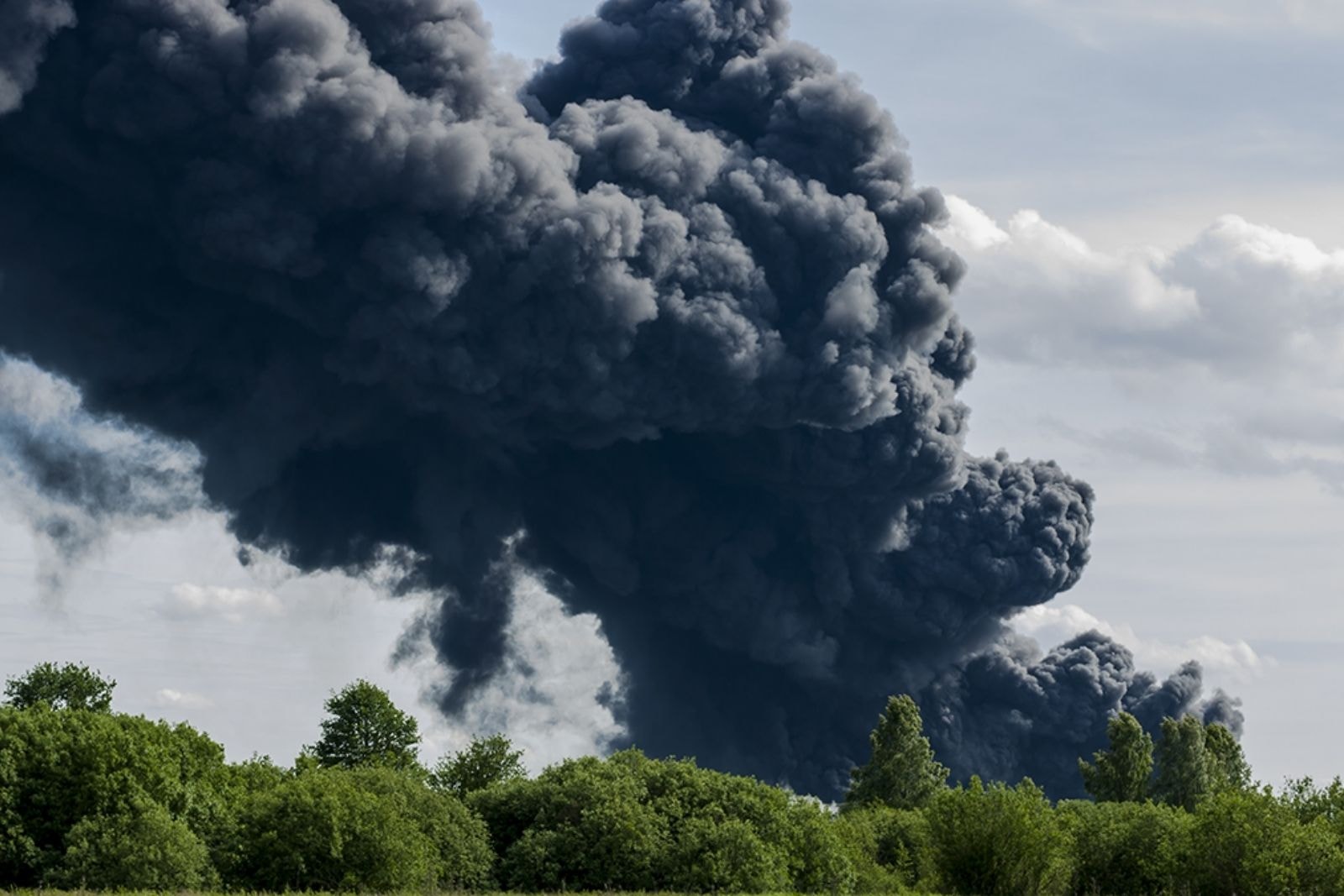 காப்பார்: பயங்கரத் தீ விபத்தில் மூன்று தொழிற்சாலை வளாகங்கள் சாம்பல்