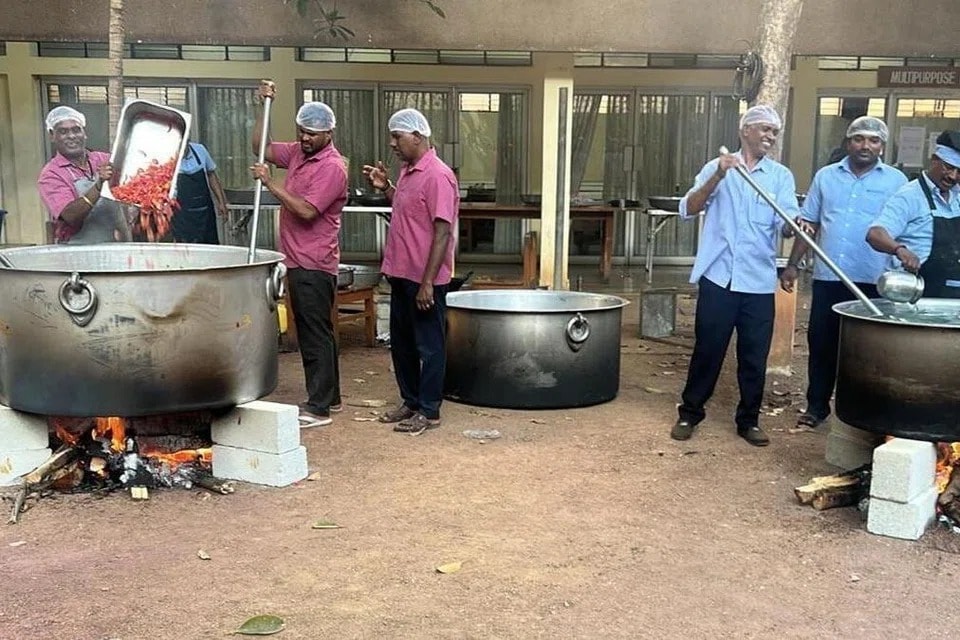 தலைகீழ் மாற்றம்: விறகு அடுப்பிற்கு மாறும் ஓட்டல்கள்; மின்சார அடுப்பைத் தேடும் இல்லத்தரசிகள்!