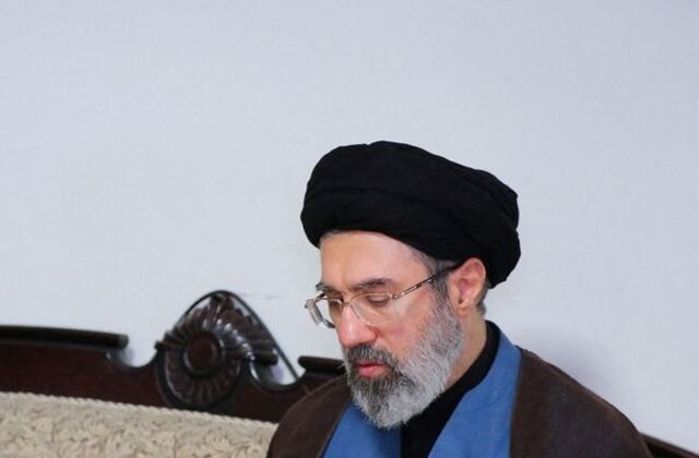 ஈரானின் புதிய உச்ச தலைவராக மொஜ்தபா கமேனி நியமனம்: கொல்லப்பட்ட தந்தைக்குப் பின் பதவியேற்பு