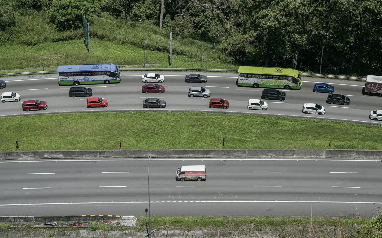 முக்கிய நெடுஞ்சாலைகளில் கடும் போக்குவரத்து நெரிசல்