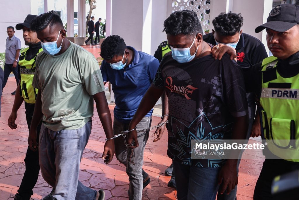 மேரு போலீஸ் நிலையத்தில் மோதல்: 3 ஆடவர்கள் மீது குற்றச்சாட்டு