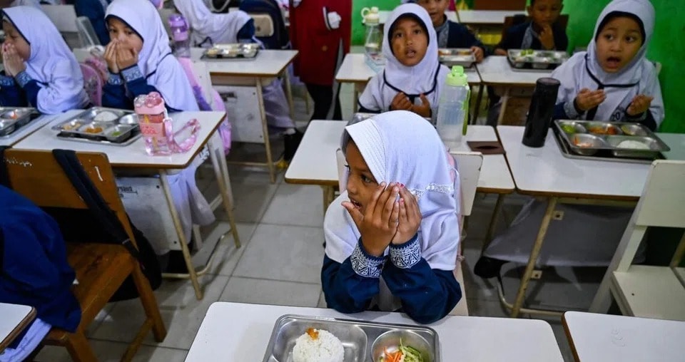 இந்தோனீசியாவின் இலவச உணவுத் திட்டம் மீண்டும் நீதிமன்றத்தில்: கல்வி நிதியைப் பயன்படுத்துவதற்குப் பலத்த எதிர்ப்பு!