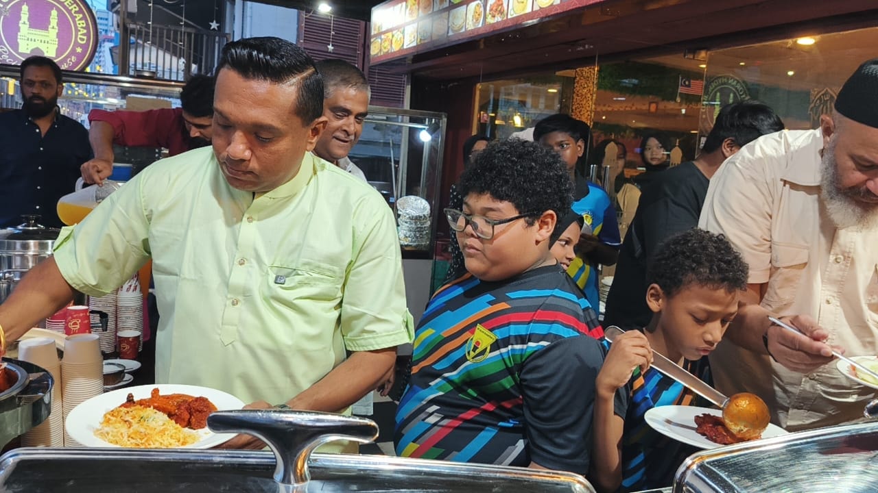 மலேசிய இந்து ஆலயங்கள் மற்றும் இந்து சங்கப் பேரவையான மகிமாவின் தலைவர் டத்தோ சிவகுமார் ஏற்பாட்டில், தலைநகரில் உள்ள ஹைதராபாத் உணவகத்தில் நேற்று சிறப்பு இப்தார் நிகழ்வு நடைபெற்றது. 