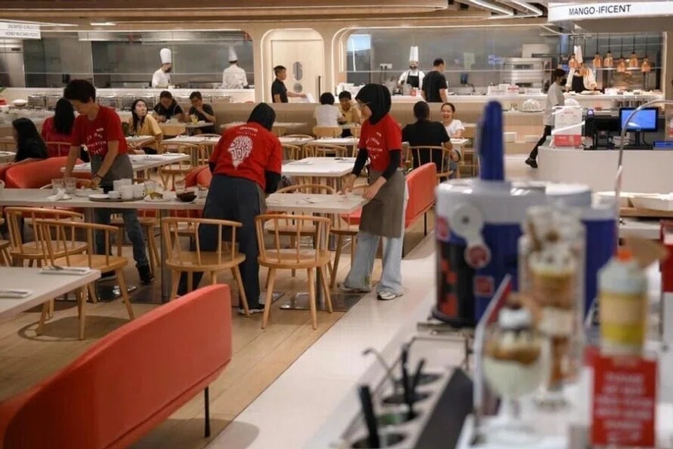 சிங்கப்பூர் உணவுச்சேவை ஊழியர்களுக்கு ஊதிய உயர்வு: 6.7% வரை அதிகரிக்க அரசாங்கம் ஒப்புதல்