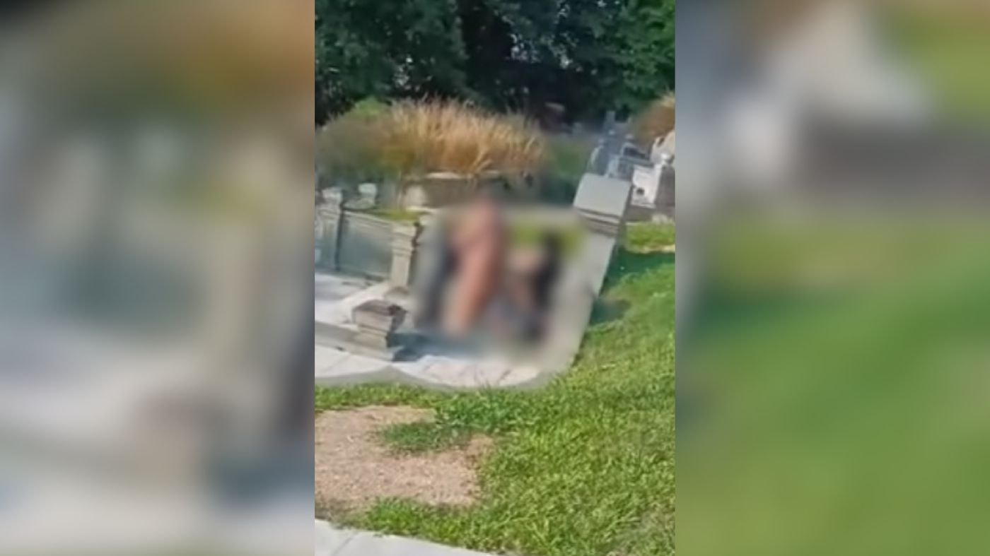 இடுகாட்டில் ஒழுக்கக்கேடான செயல்: ஜோடி சிக்கியது