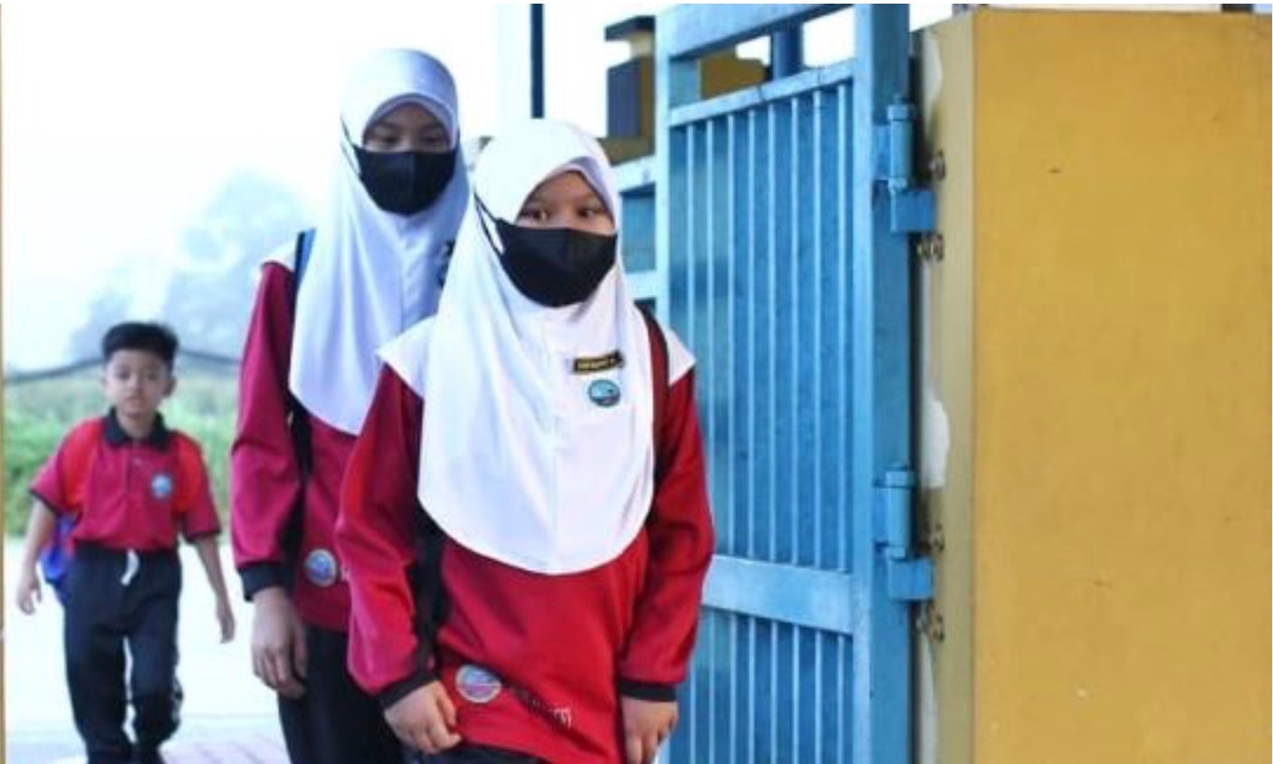 வெப்பமான வானிலை: மாணவர்கள் மற்றும் ஆசிரியர்கள் விளையாட்டு உடைகளை அணிய அனுமதி