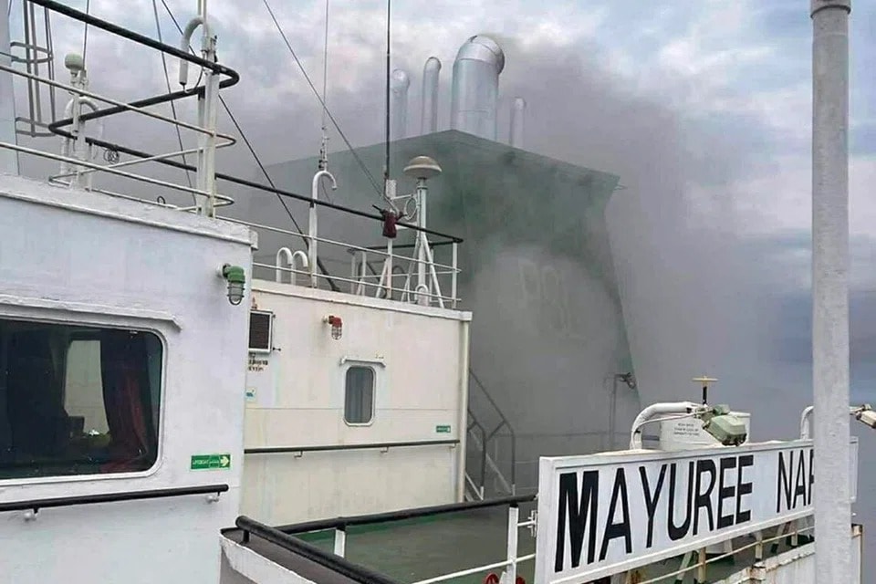 ஹார்முஸ் நீரிணையில் தாய்லாந்து கப்பல் மீது தாக்குதல்: எஞ்சின் அறையில் சிக்கிய 3 ஊழியர்கள்!