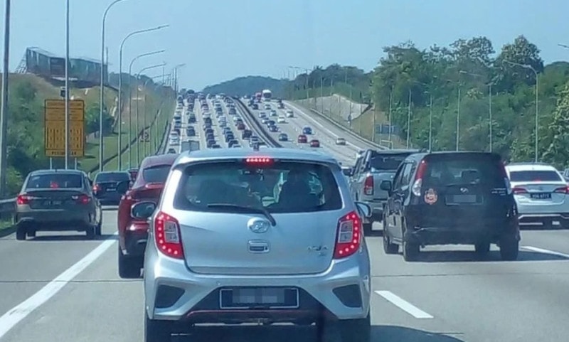 தலைநகர் நோக்கி 29 லட்சம் வாகனங்கள்: நெரிசலில் சிக்கிய நெடுஞ்சாலைகள்