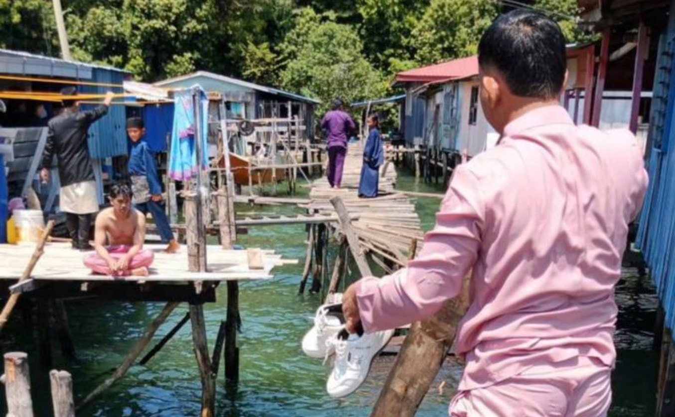 பாரம்பரிய உடை அணிந்து ஹரி ராயா கொண்டாடச் சென்றவர்கள் கடலில் விழுந்தனர்