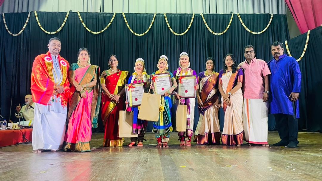 54 வயதில் பரதம் நாட்டியத்தில் அரங்கேற்றம் கண்ட மாணவி ஆனந்தி ராமசாமி