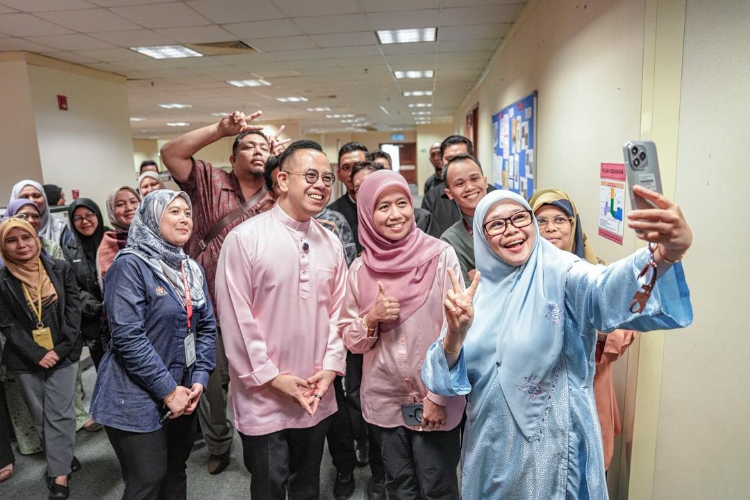 ரம்ழான் முன்னெடுப்பு: 535 அமைச்சின் பணியாளர்களுக்கு பேரீச்சம்பழம் வழங்கி அன்பைப் பகிர்ந்தார் அமைச்சர் ஸ்டீவன் சிம்