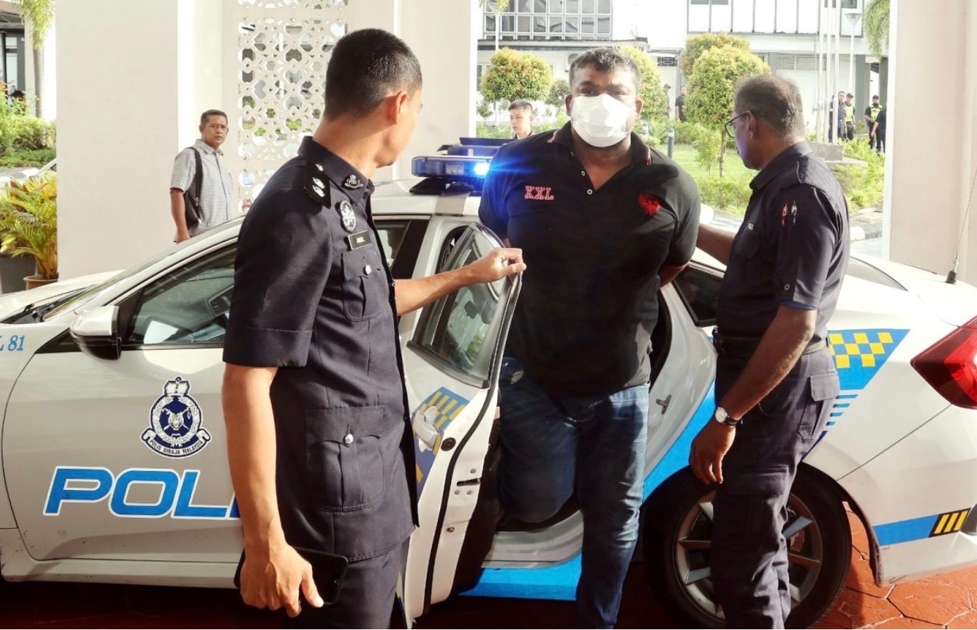 துப்பாக்கி மற்றும் தோட்டாக்கள் வைத்திருந்ததாகக் குற்றச்சாட்டு