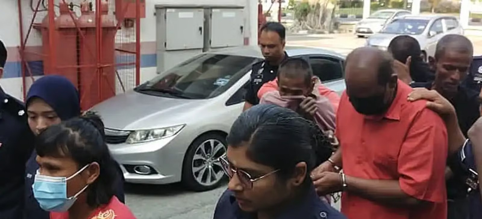 கல்லறையில் தம்பதி ஒழுங்கீன செயல்: தண்டனையைக் குறைக்கக் கோரி உயர்நீதிமன்றத்தில் அப்பீல் 