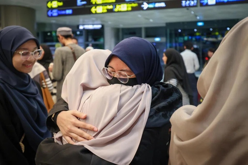 சவூதியிலிருந்து 81 சிங்கப்பூரர்களுடன் தரை இறங்கியது 2-ஆவது ‘ஆர்எஸ்ஏஎஃப்’ விமானம்: வெளிநாட்டவர்களுக்கும் இருக்கைகள் ஒதுக்கீடு