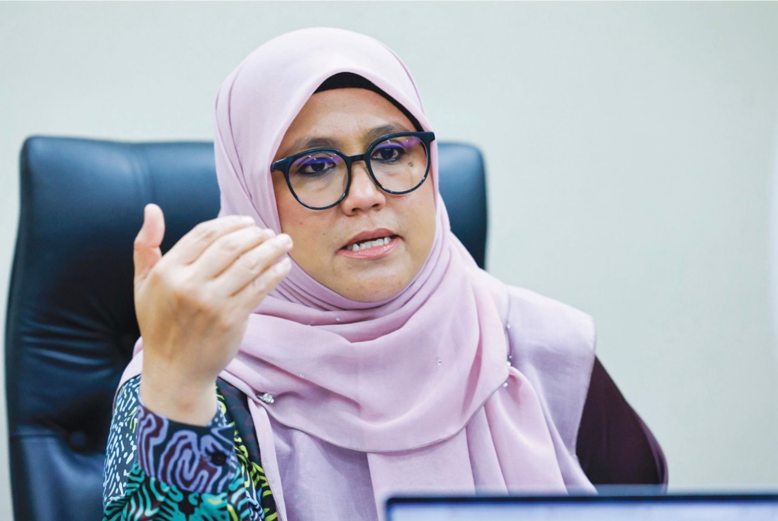 பெர்சத்து மகளிர் பிரிவுத் தலைவர் மாஸ் எர்மியாத்தி சம்சுடின் கட்சியிலிருந்து இடைநீக்கம்