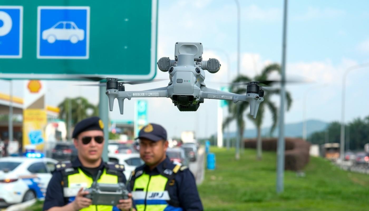 அவசரகாலப் பாதை விதிமீறல்: ட்ரோன்கள் மூலம் அதிரடி வேட்டையில் சாலைப் போக்குவரத்துத்து