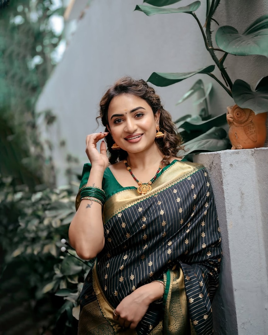 பாரம்பரிய உடையில் ஜொலிக்கும் ஜனனி அசோக் குமார்: இணையத்தைக் கலக்கும் லேட்டஸ்ட் போட்டோஷூட்!