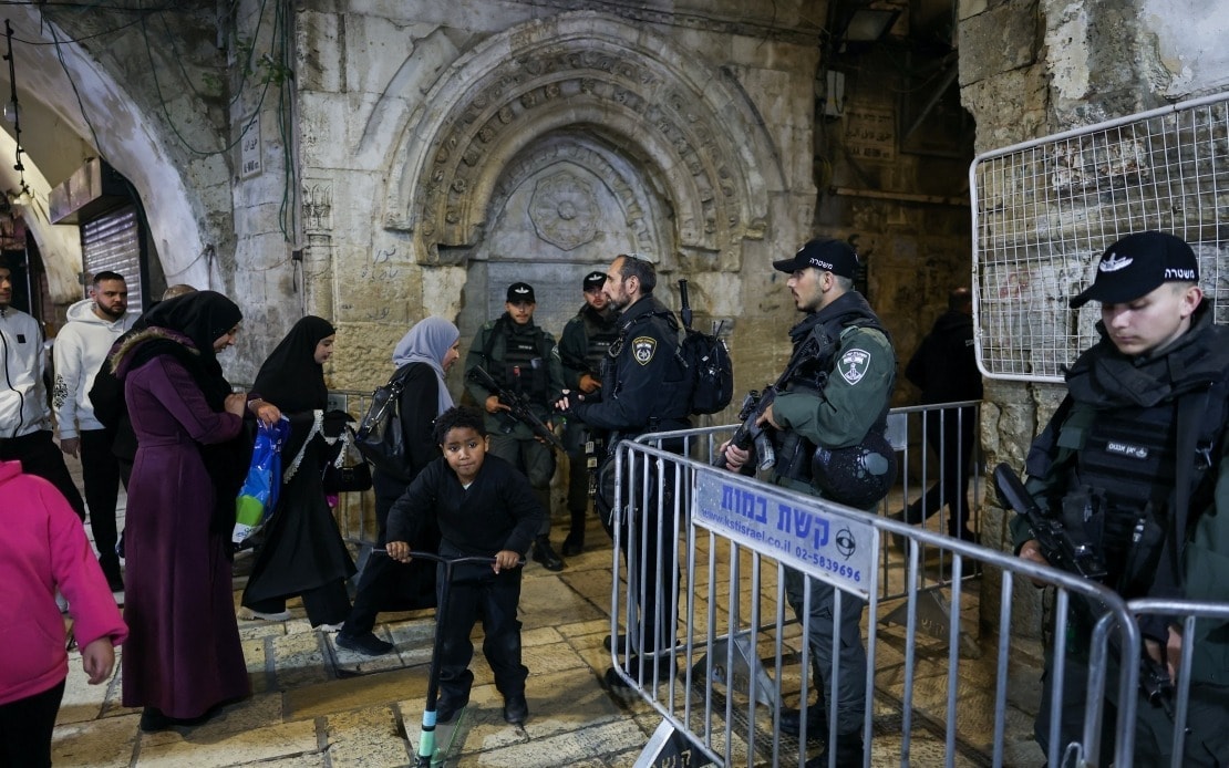 அல்-அக்ஸா பள்ளிவாசலை மூடும் இஸ்ரேலின் நடவடிக்கைக்கு மலேசியா கடும் கண்டனம் / பாலஸ்தீனர்களுக்கு எதிரான கொடூரச் செயல் என விமர்சித்தது 