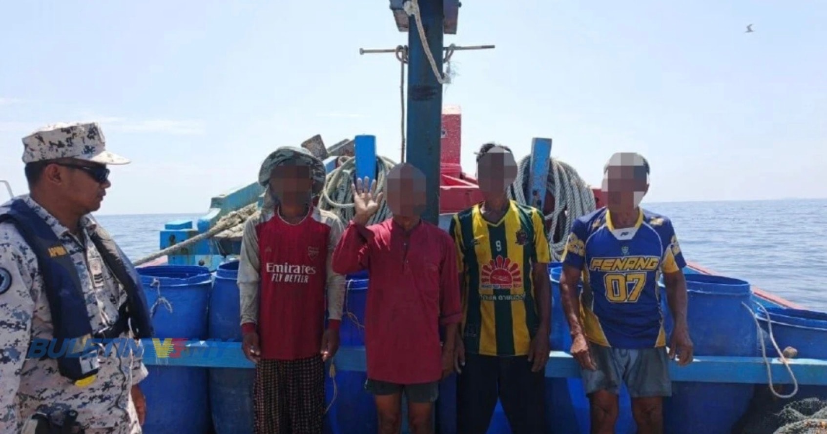 விதிமீறலில் ஈடுபட்ட 2 மீன்பிடி படகுகள் பறிமுதல்: 5 வெளிநாட்டு மீனவர்கள் கைது