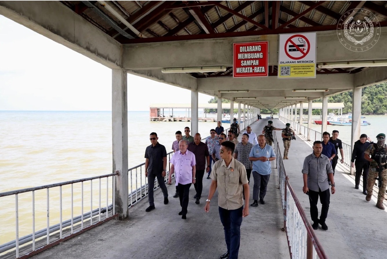 45 கி.மீ கார் ஓட்டிச் சென்று மெர்சிங்கில் மாமன்னர் திடீர் ஆய்வு: தூய்மைக்கு முக்கியத்துவம்