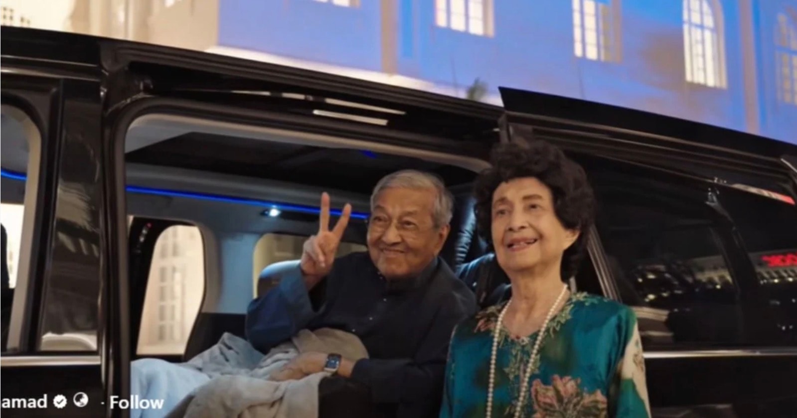 புதுப்பிக்கப்பட்ட சுல்தான் அப்துல் சாமாட் கட்டிடத்தைப் பார்வையிட்ட மகாதீர் – சித்தி ஹாஸ்மா தம்பதியர்