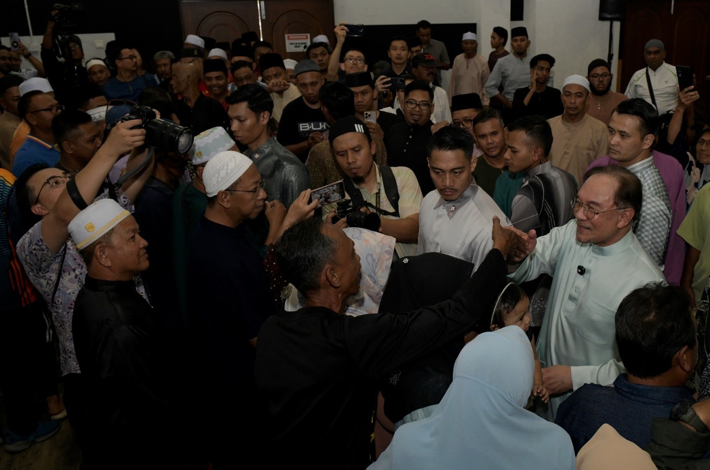 ஆடம்பரத்தைத் தவிர்த்து, சிக்கனமாக   நோன்புப் பெருநாளைக் கொண்டாடுங்கள்" - மலேசியர்களுக்குப் பிரதமர் அன்வார் வலியுறுத்து