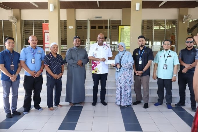 கொடுத்த வாக்குறுதியைப் பின்பற்றும் ரமணன்: சுங்கை பூலோ மக்களுக்காக  ஊதியத்தில் இருந்து 8 லட்சம் ரிங்கிட் நன்கொடை