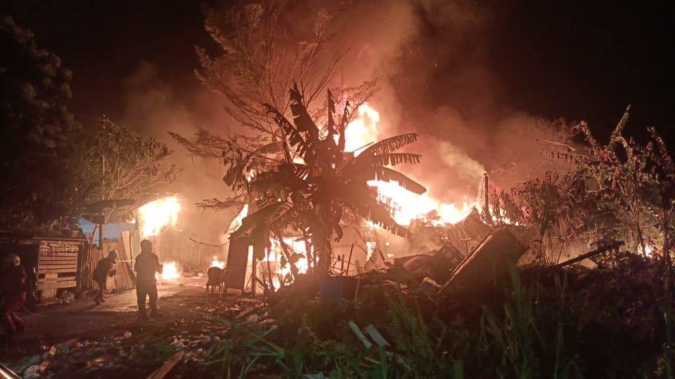 தஞ்சோங் தோக்கோங் குடிசைப்பகுதிகளில் தீவிபத்து: 23 பேர் உயிர் தப்பினர்