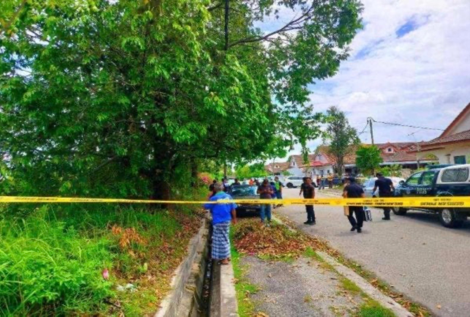 வீட்டுக்கு அருகே உள்ள சாக்கடையில் உயர்க்கல்வி மாணவர் பிணமாக மீட்பு