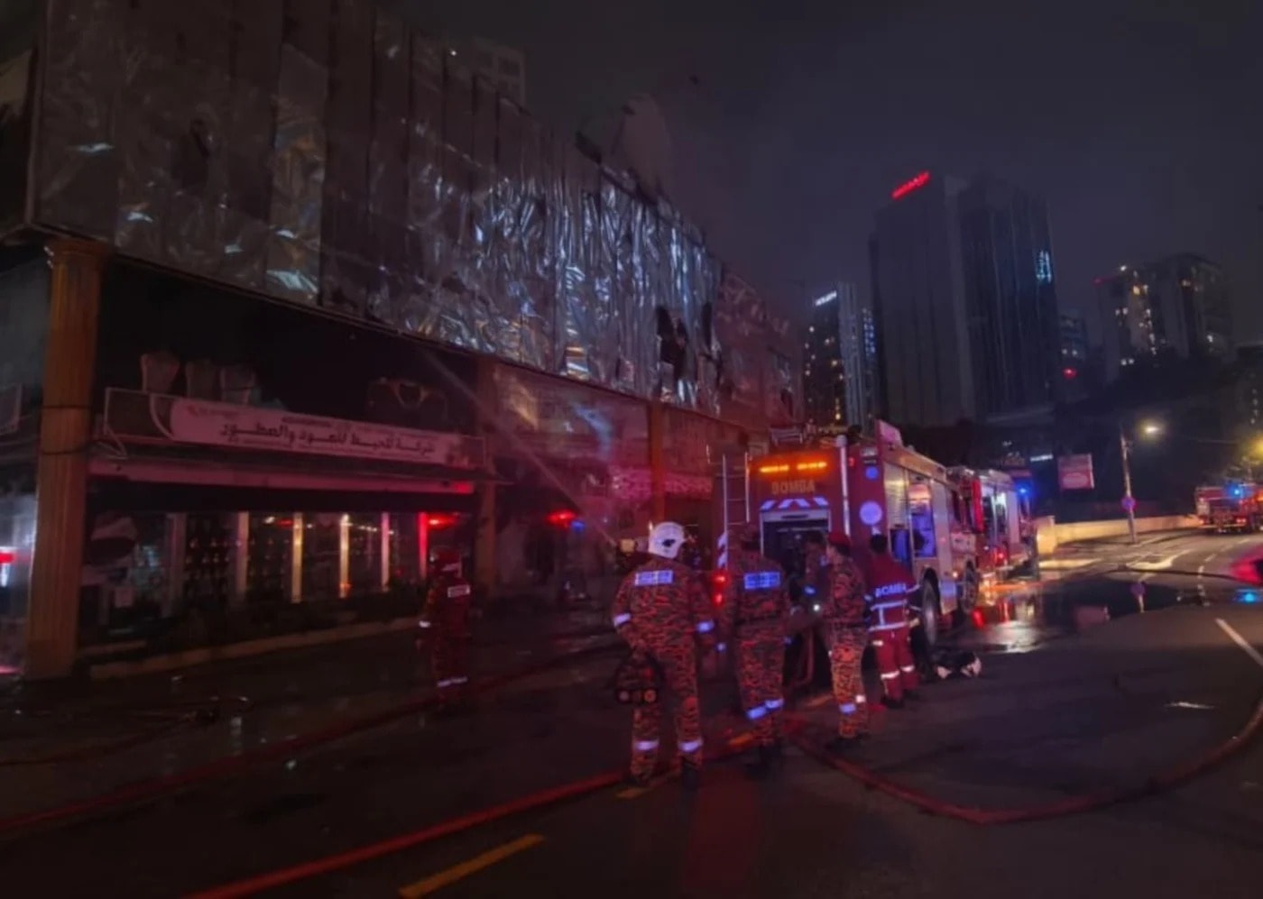 புக்கிட் பிந்தாங் கட்டிடத்தில் தீ விபத்து: இரண்டு கடைகள் 70 விழுக்காடு சேதம்