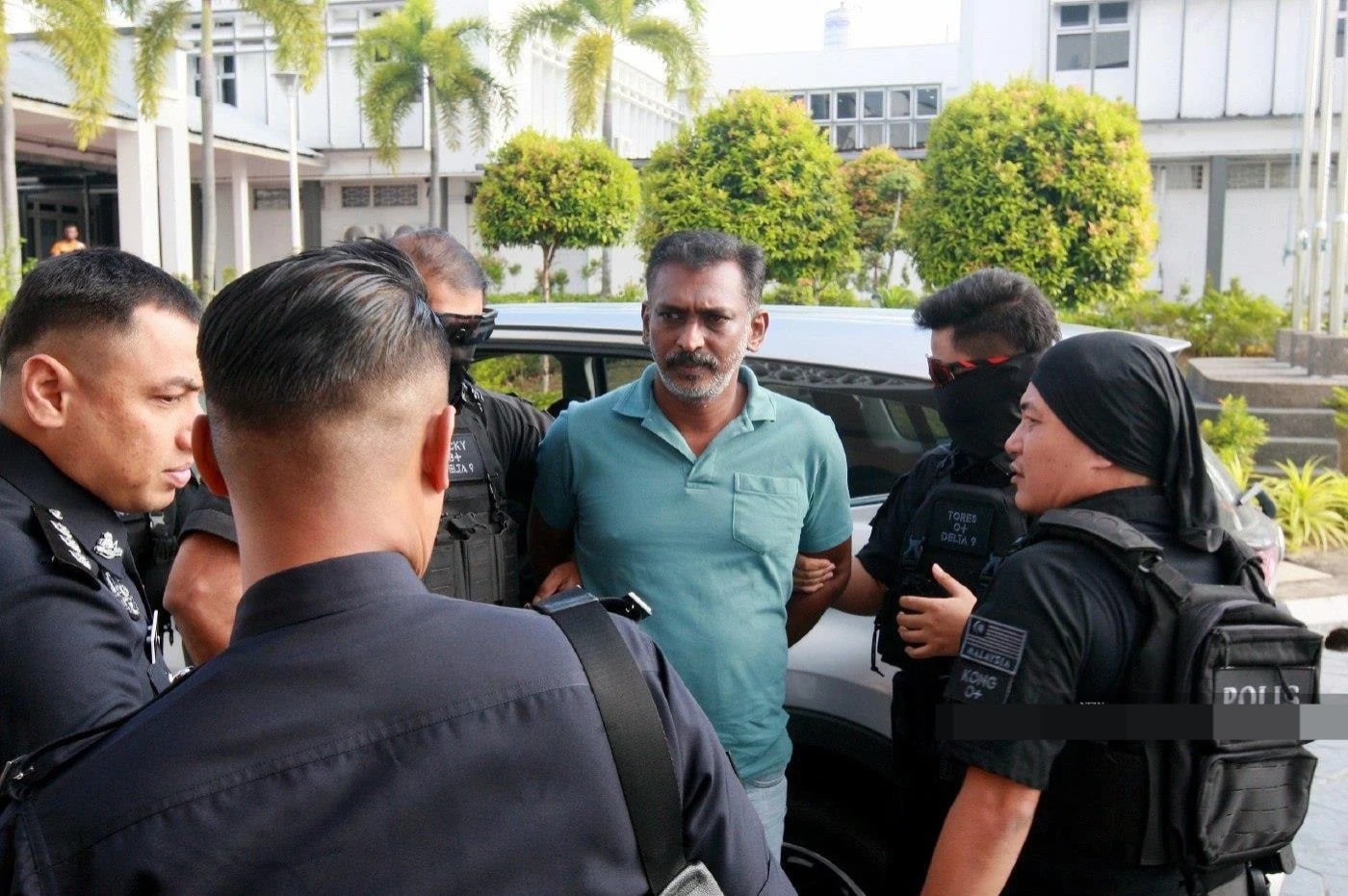 துப்பாக்கியால் சுட்டவர்களை காரால் மோதித் தள்ளிய வர்த்தகர் மீது கொலைக் குற்றச்சாட்டு சுமத்தப்பட்டது