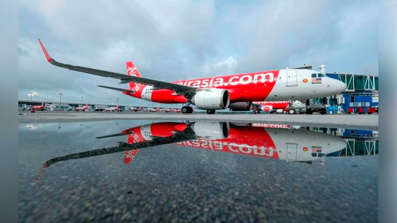 ஏர்ஏசியா விமானத்தின் கேபின் பேனல் கழன்றது: பயணிகள் அனைவரும் பாதுகாப்பாக தரையிறக்கம்