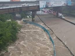 கிள்ளான் பள்ளத்தாக்கில் கனமழை: திடீர் வெள்ளம் மற்றும் மரம் விழுந்ததால் போக்குவரத்து பாதிப்பு